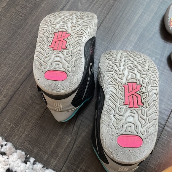 Toddler - Nike Kyrie - size 10 - Picture 4 of 5